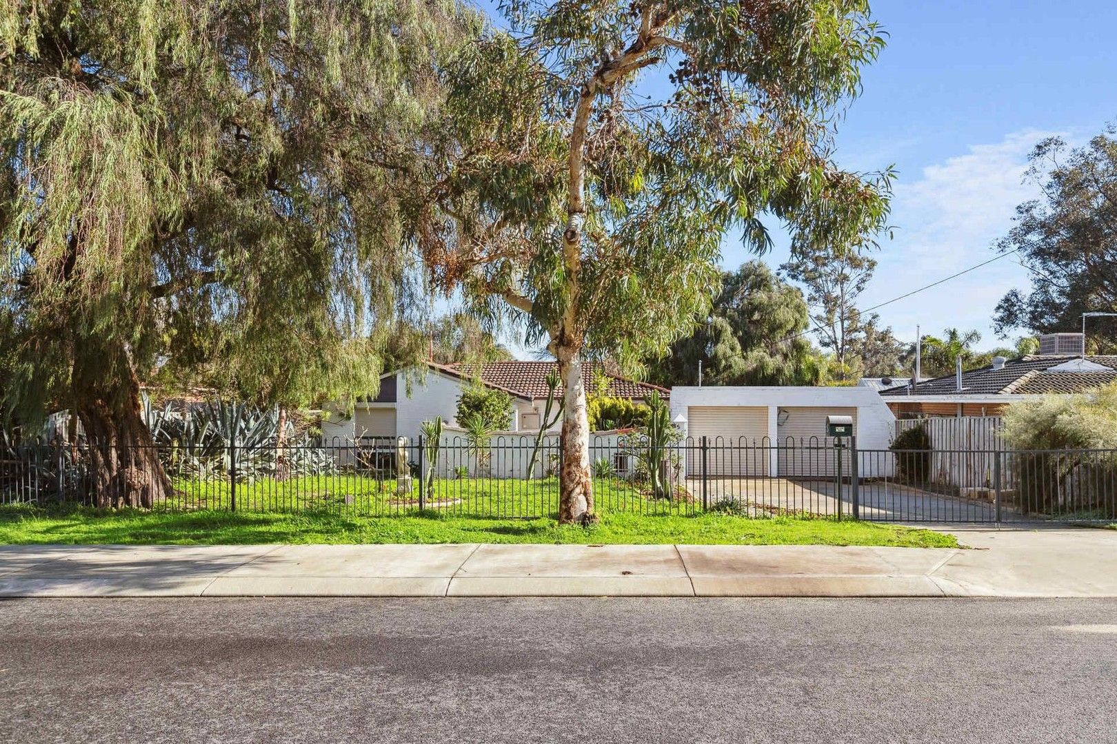 3 bedrooms House in 5 Hefron Way PARMELIA WA, 6167