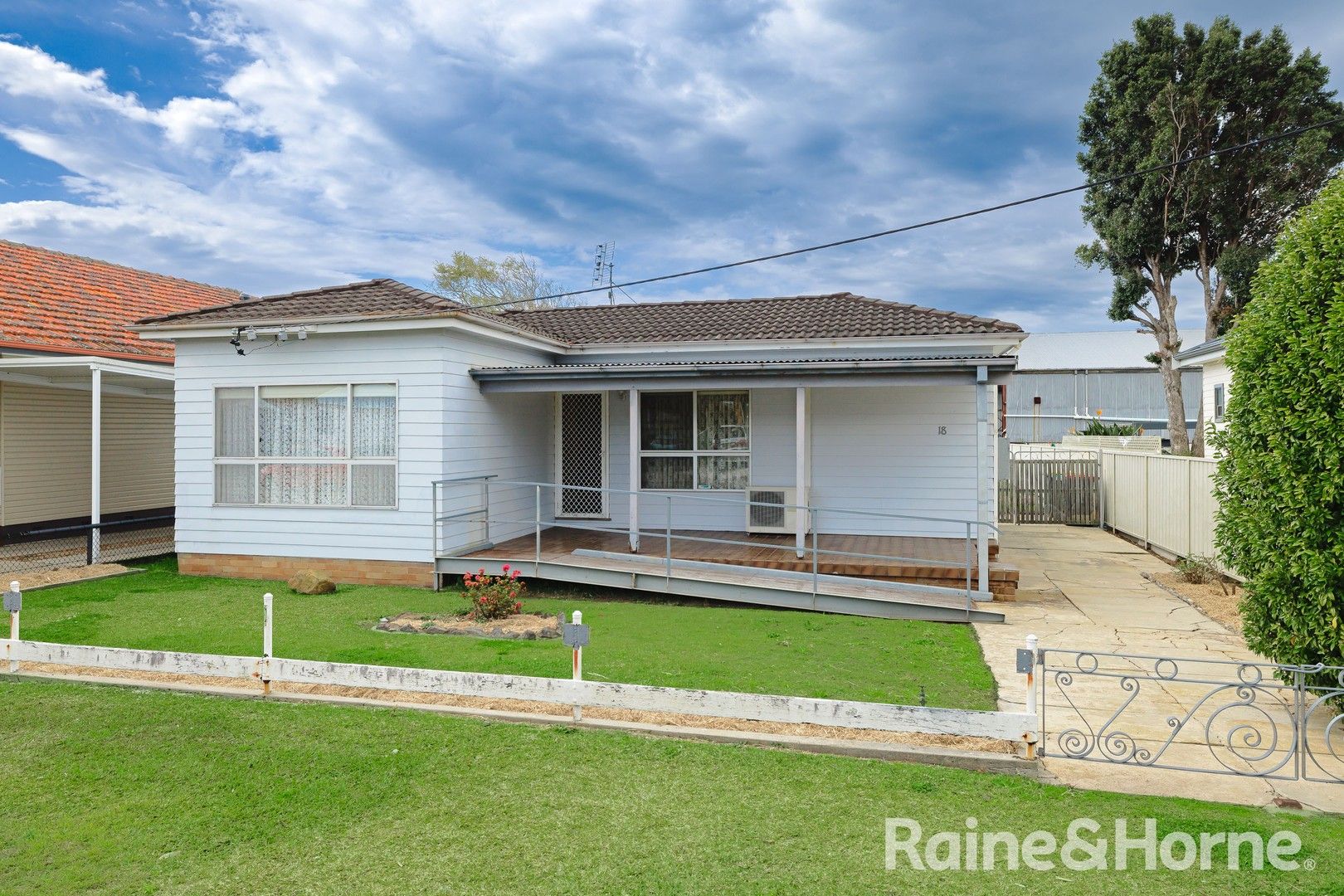 4 bedrooms House in 18 Bluebell Street BELMONT NSW, 2280