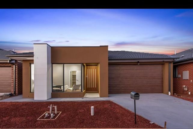 4 bedrooms House in 5 CRICHTON ROAD THORNHILL PARK VIC, 3335