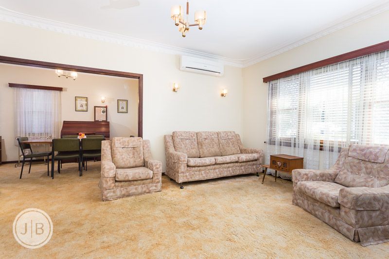 37 Henning Crescent, MANNING WA 6152, Image 2