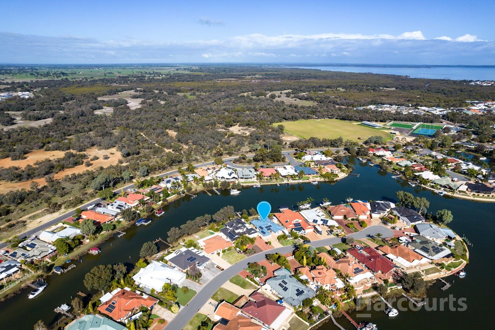 4 bedrooms House in 16 Heron Place SOUTH YUNDERUP WA, 6208