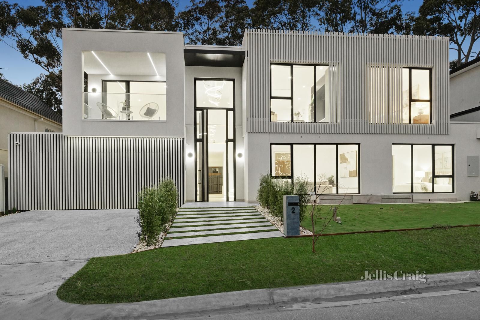 6 bedrooms House in 2 Aitchison Court GLEN WAVERLEY VIC, 3150
