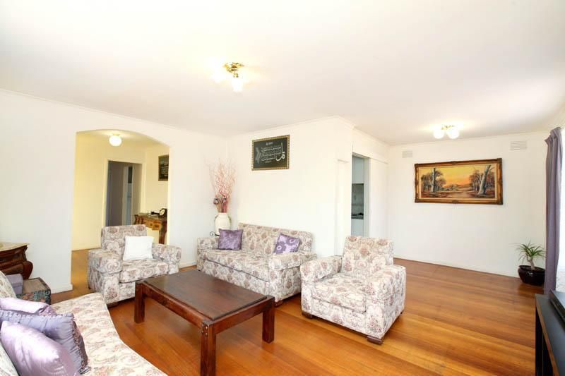 328 Carrick Drive, GLADSTONE PARK VIC 3043, Image 2