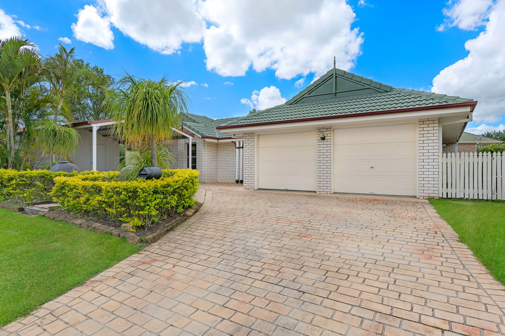 31 Castle Hill Drive, Murrumba Downs Property History & Address