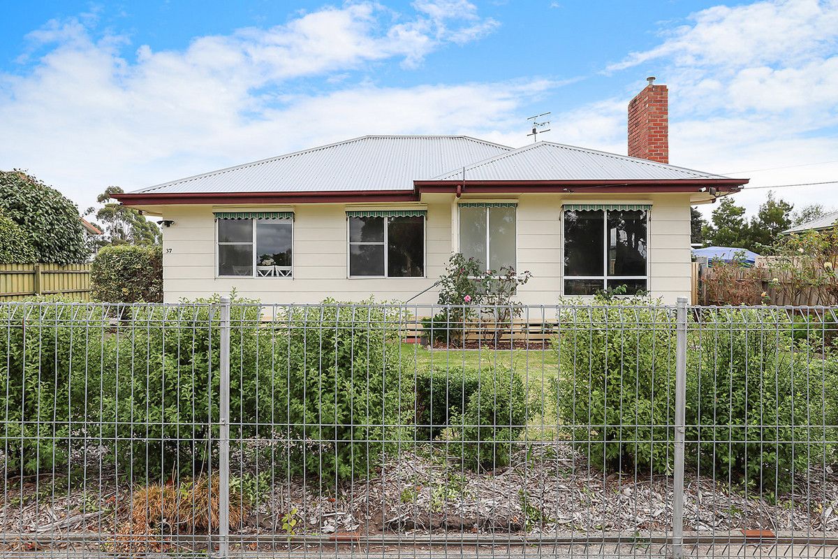 37 Stewart Street, Colac VIC 3250, Image 2