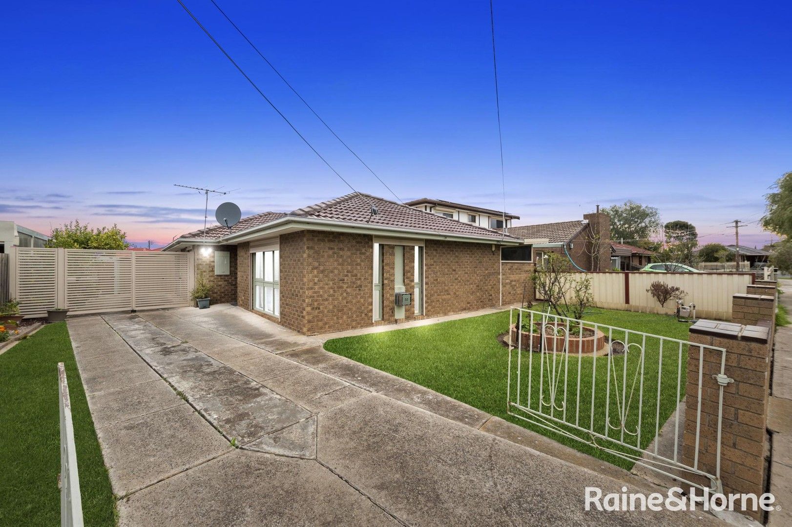 3 bedrooms House in 12 Cumbernauld Crescent DEER PARK VIC, 3023