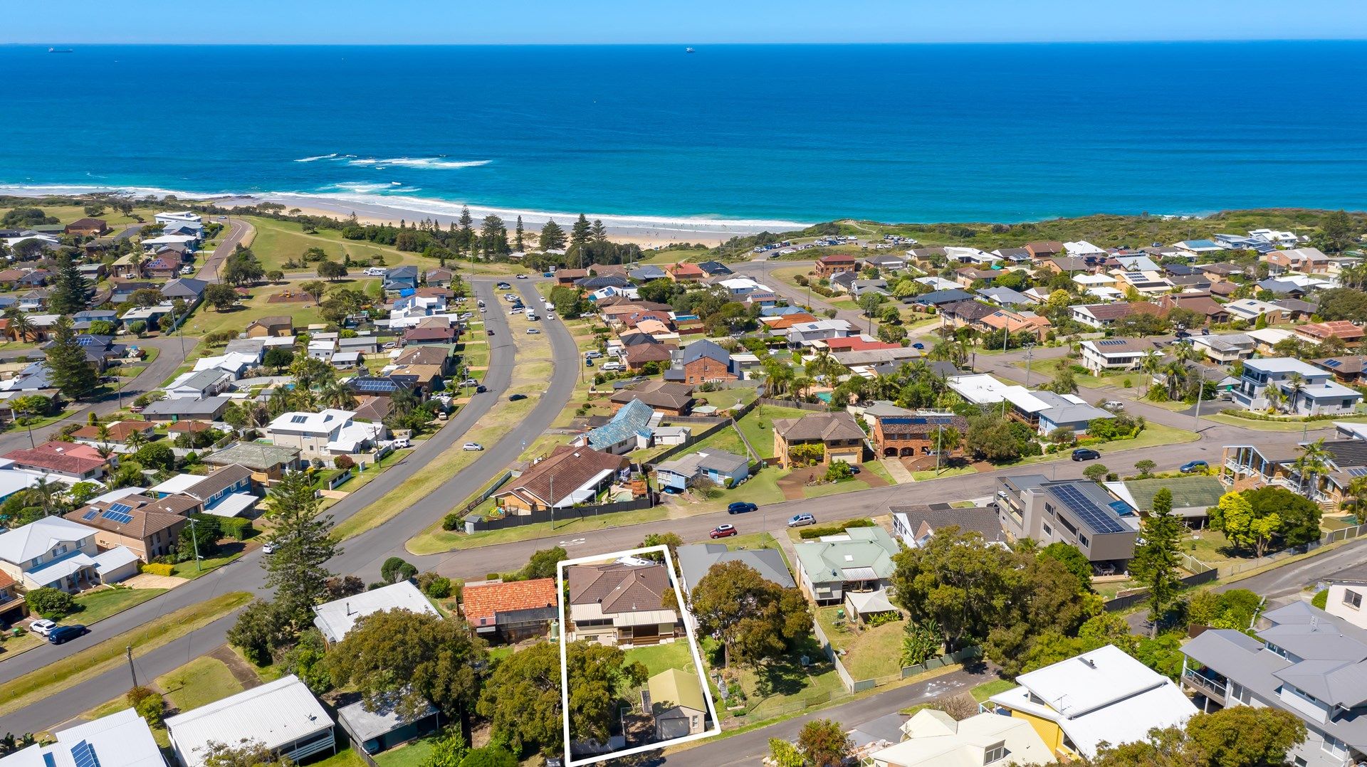 4 Ocean View Parade, Caves Beach NSW 2281, Image 0