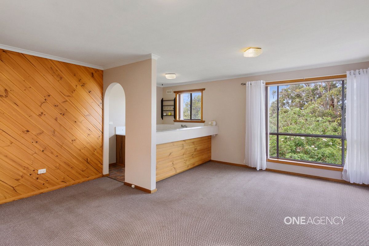 2/7 Bathurst Street, Upper Burnie TAS 7320, Image 2