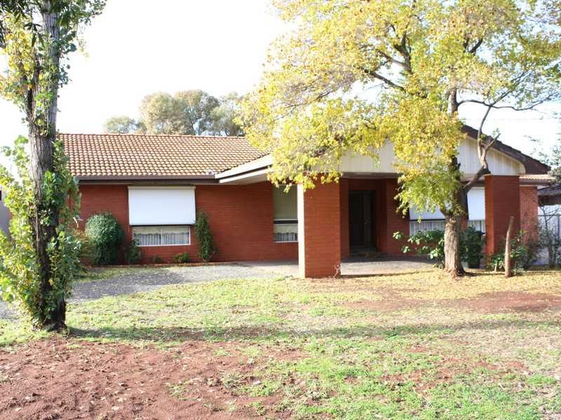 11 Foster Place, Griffith NSW 2680