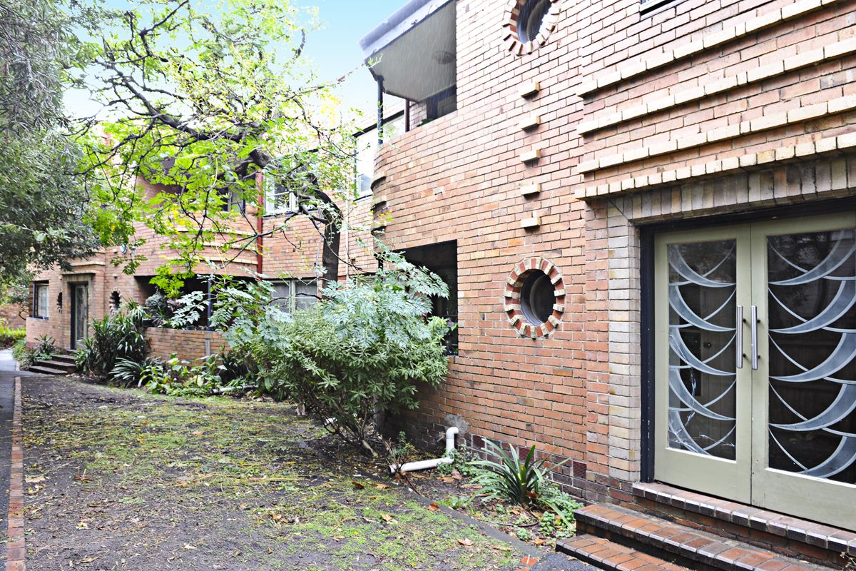 2 bedrooms Apartment / Unit / Flat in 2/245 Dandenong Road PRAHRAN VIC, 3181