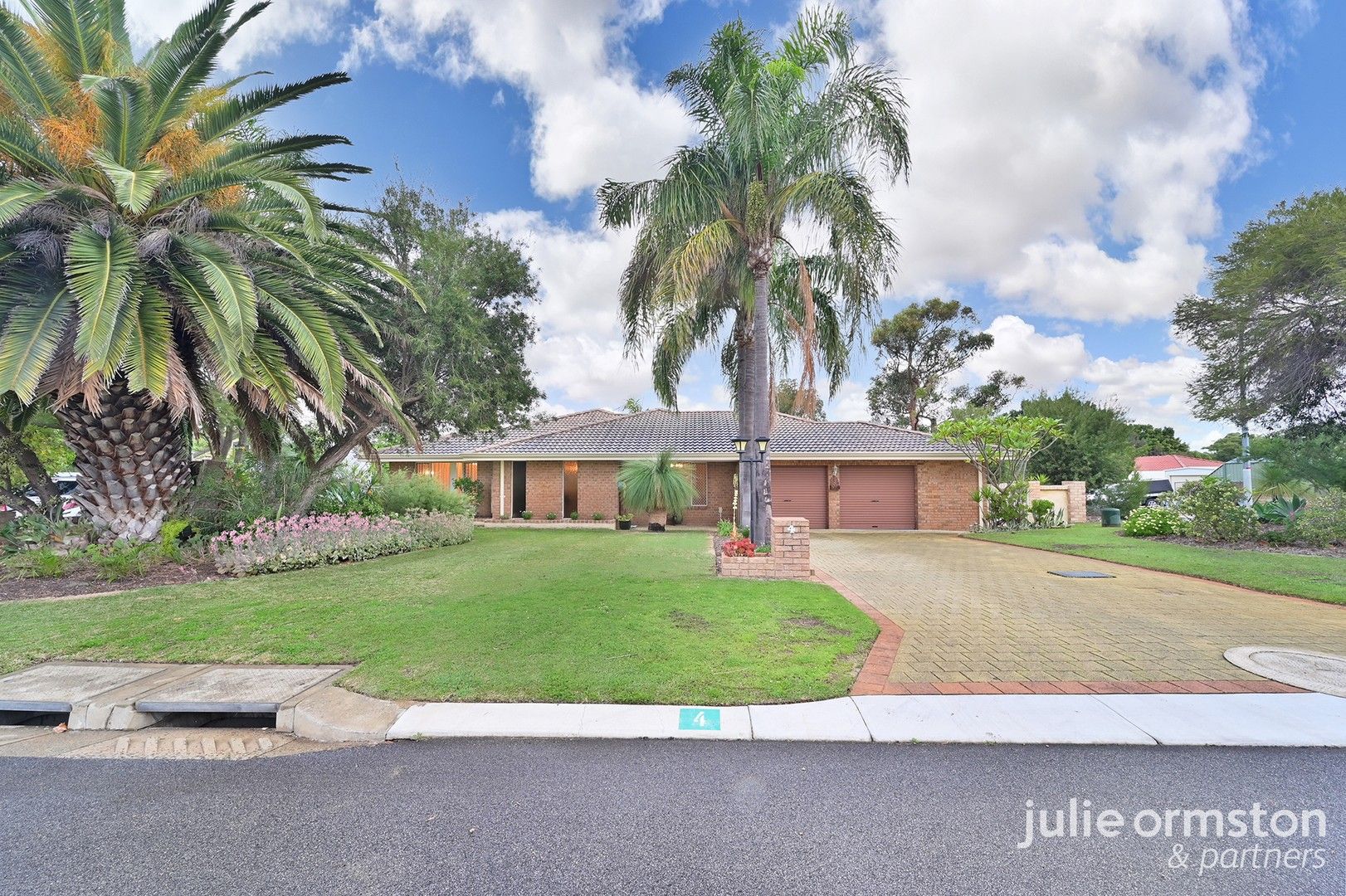 4 bedrooms House in 4 Pennant Place WOODVALE WA, 6026