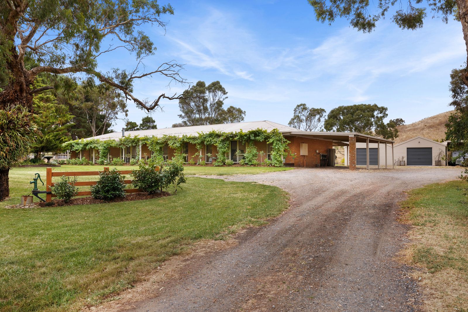 4 bedrooms House in 45 The Glade SUNBURY VIC, 3429