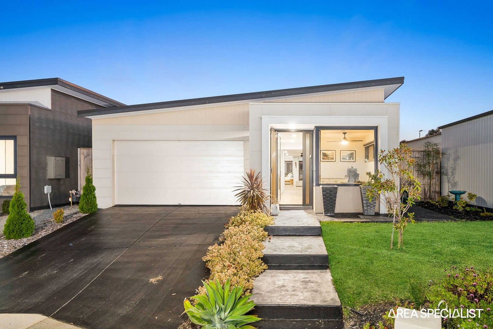 37 Freiberger Grove, Clyde North VIC 3978, Image 0