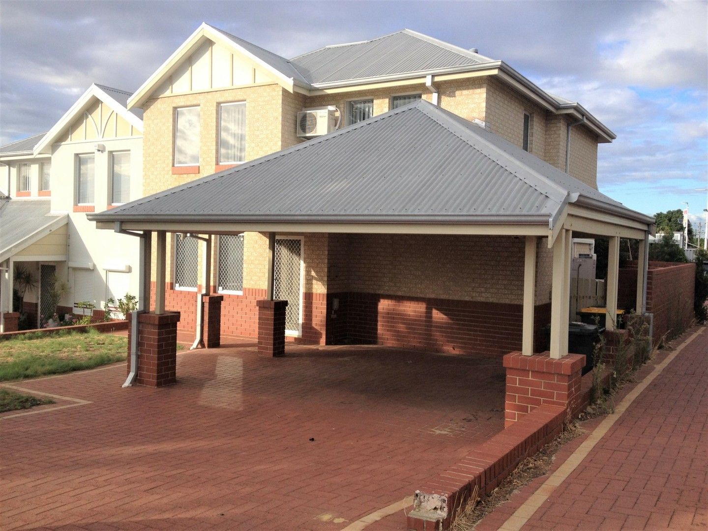 3 bedrooms Townhouse in 9A Lichfield Street VICTORIA PARK WA, 6100