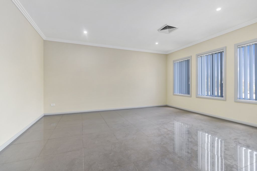 10 Kydra Close, Prestons NSW 2170, Image 1