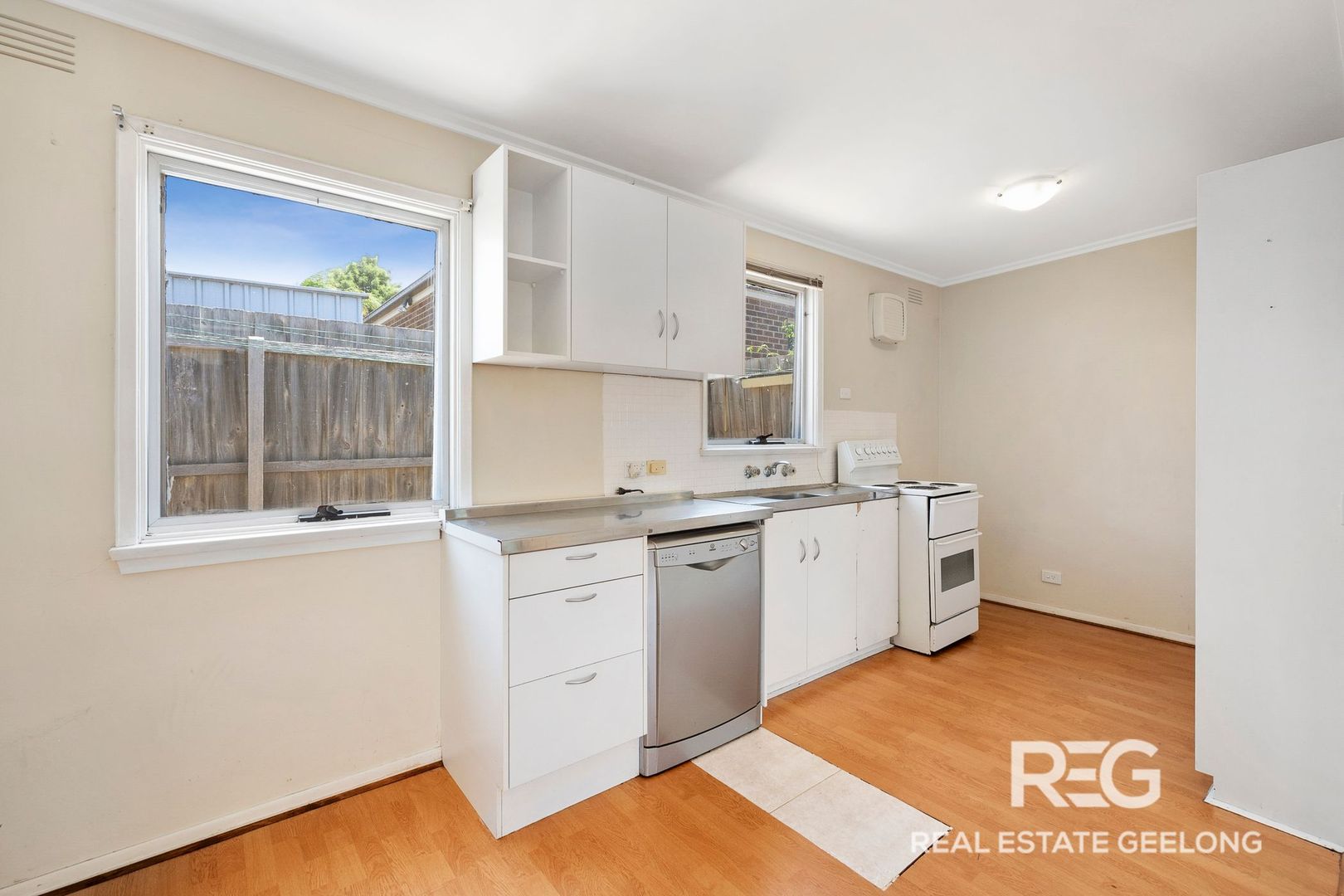 2/3 MATLOCK STREET, Herne Hill VIC 3218, Image 2