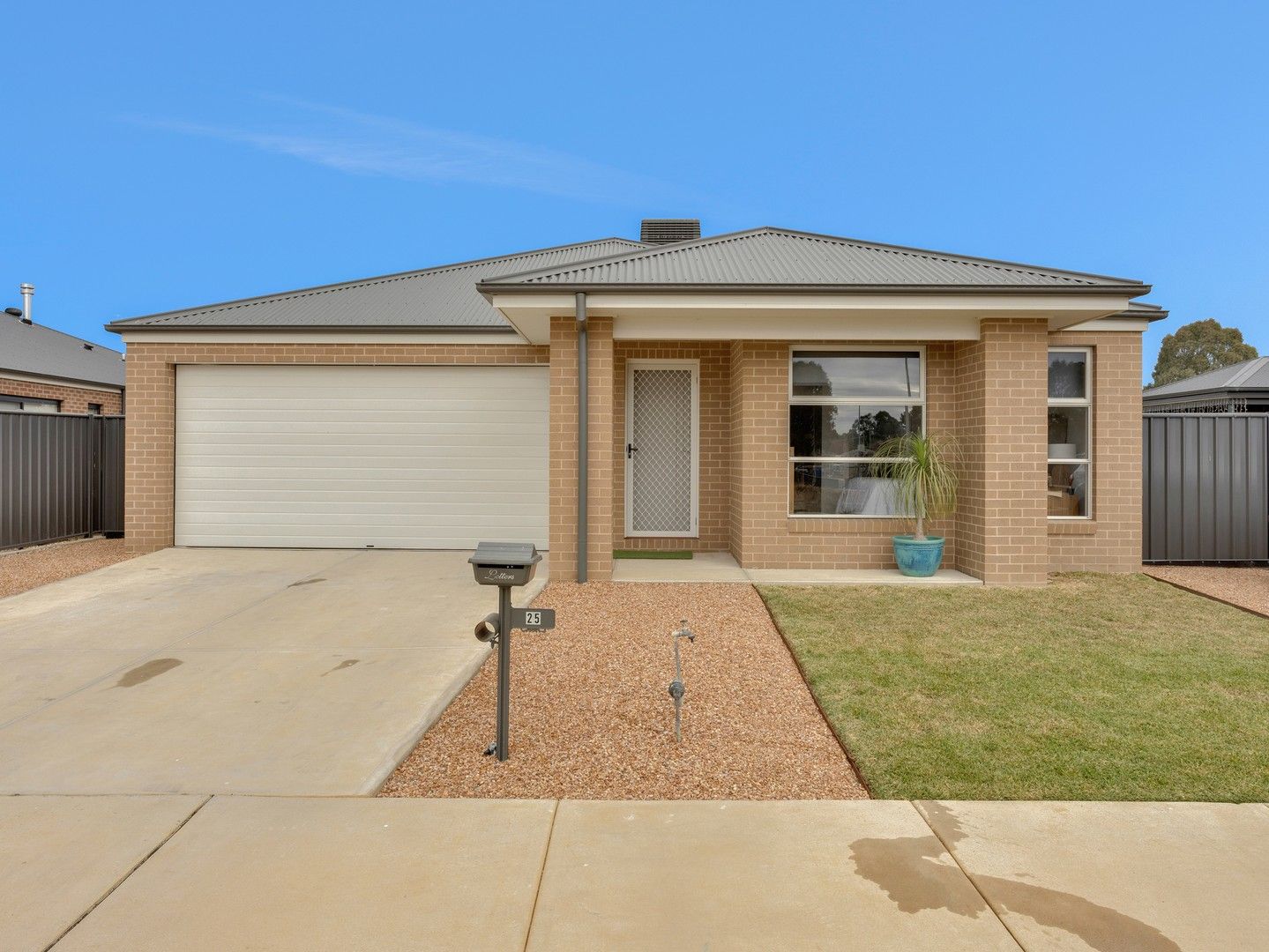 4 bedrooms House in 25 Bottlebrush Avenue WANGARATTA VIC, 3677