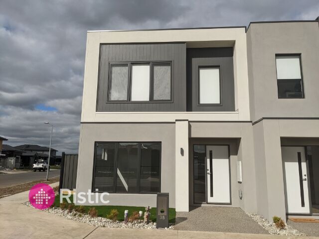 4 bedrooms Townhouse in 35 Sumar Drive CRAIGIEBURN VIC, 3064