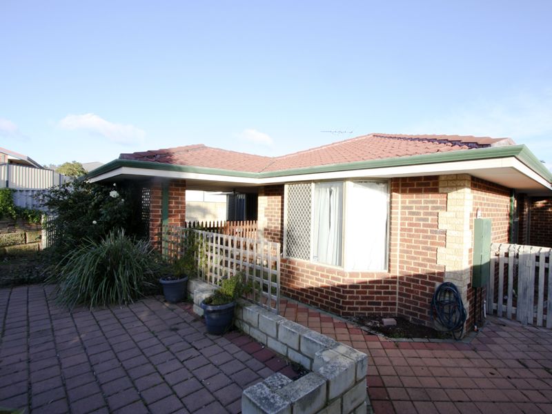 4 bedrooms House in 16 Karlak Close LEDA WA, 6170