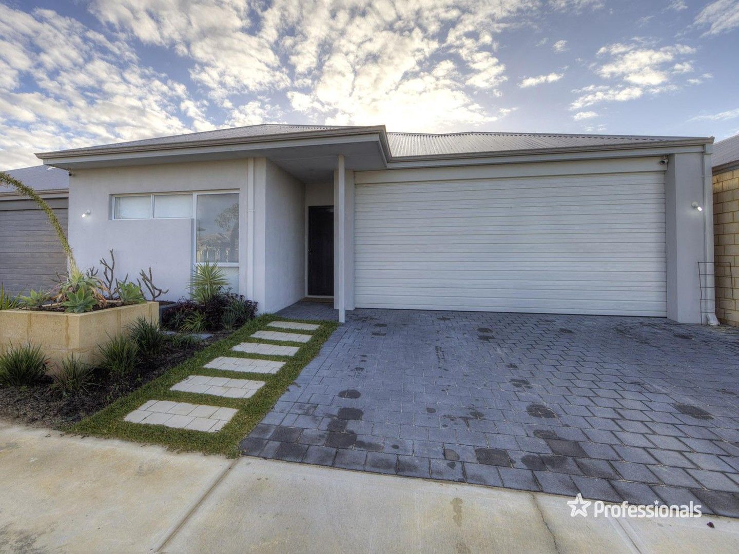 4 bedrooms House in 32 Scrubwren Circuit ALKIMOS WA, 6038