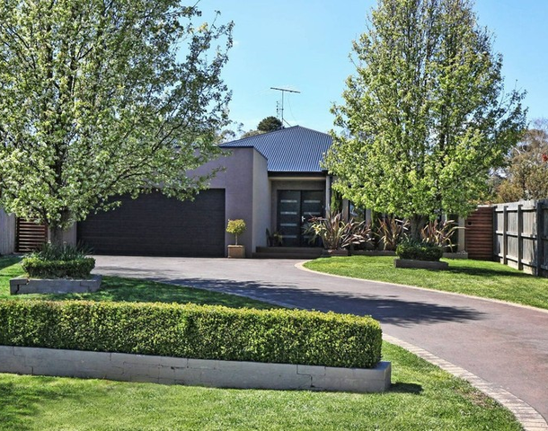 8 Adam Close, Woodend VIC 3442