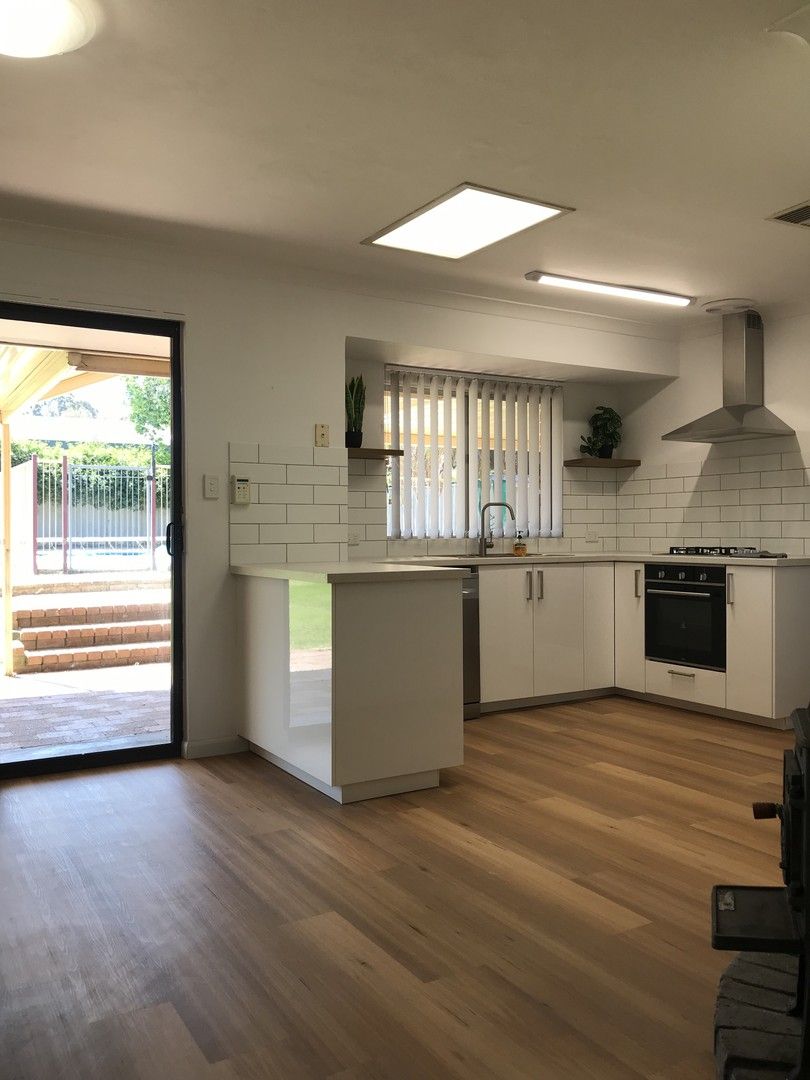 3 bedrooms House in 22 Calliandra Way FORRESTFIELD WA, 6058