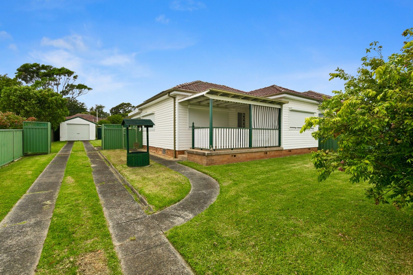 4 bedrooms House in 100 Banksia Avenue ENGADINE NSW, 2233