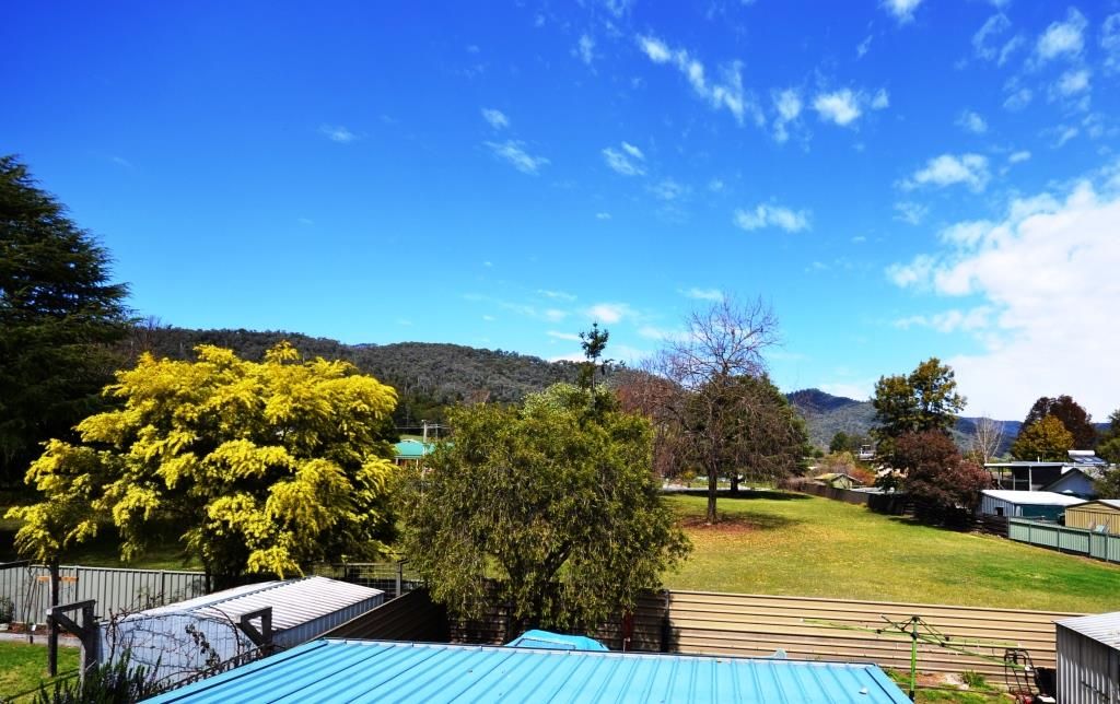 32 Freeburgh Avenue, Mount Beauty VIC 3699, Image 2