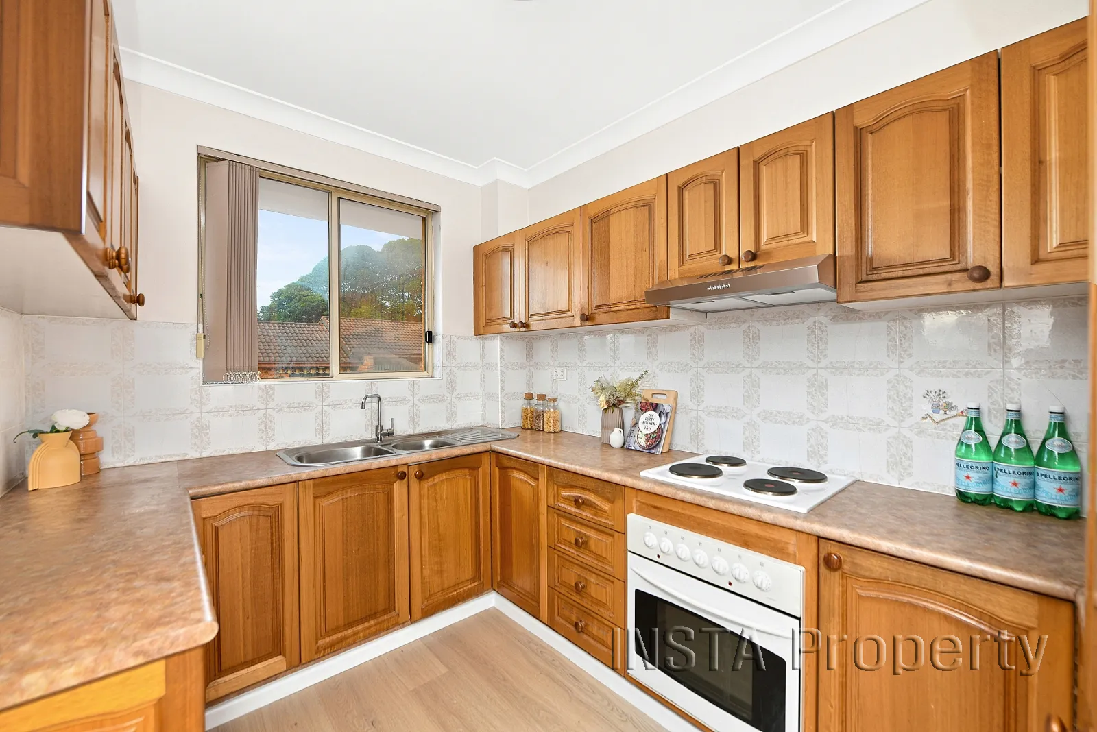Spacious Full-Brick Unit with Double Garage in Prime Campsie Location - Widok 4