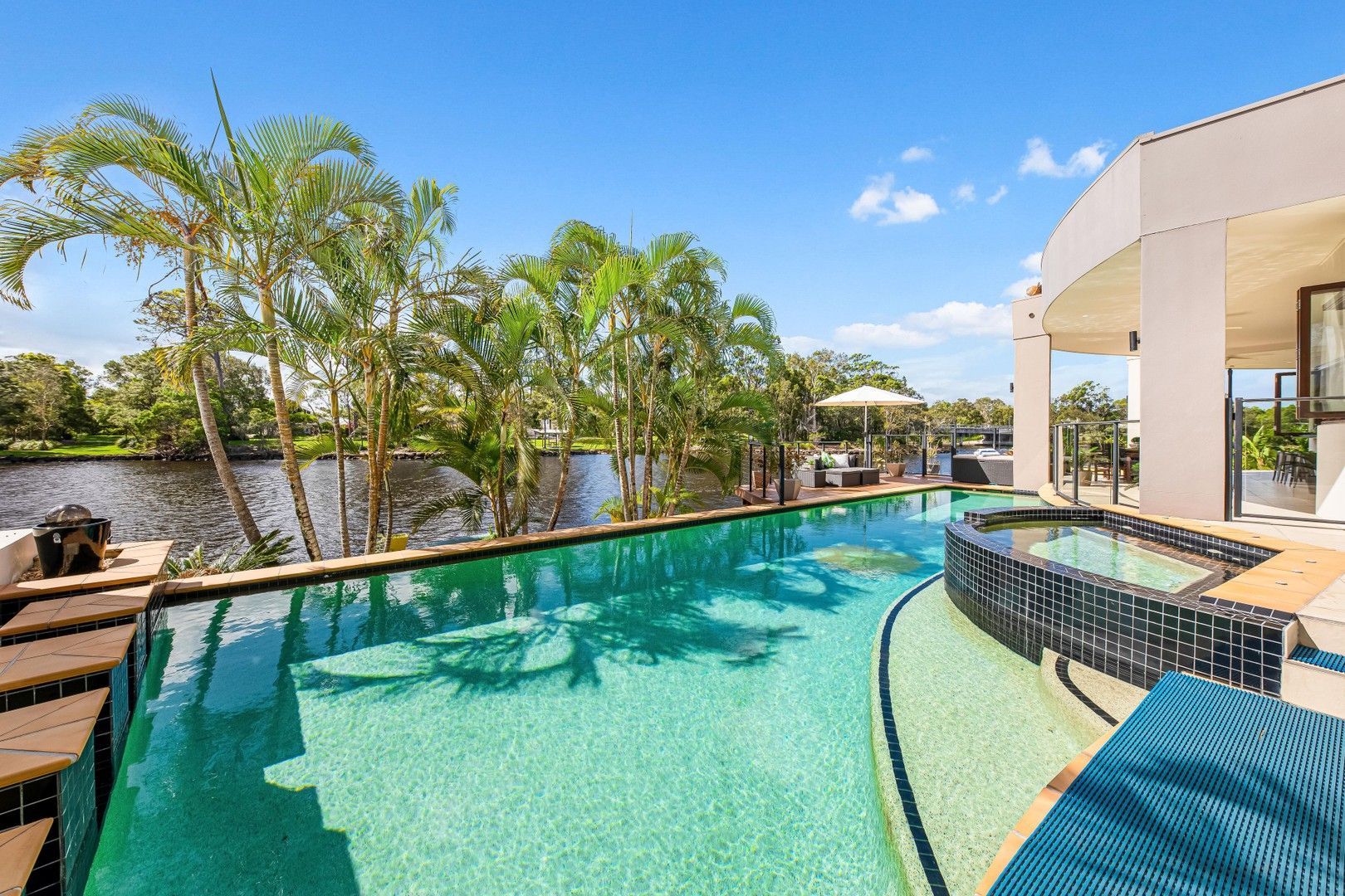 4 bedrooms House in 2 Karinya Place TWIN WATERS QLD, 4564
