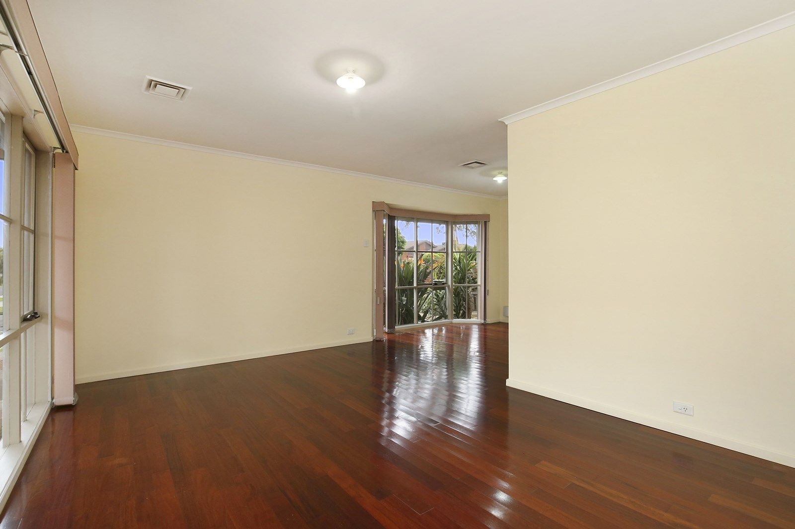 18 Prince Of Wales Avenue, Mill Park VIC 3082, Image 2