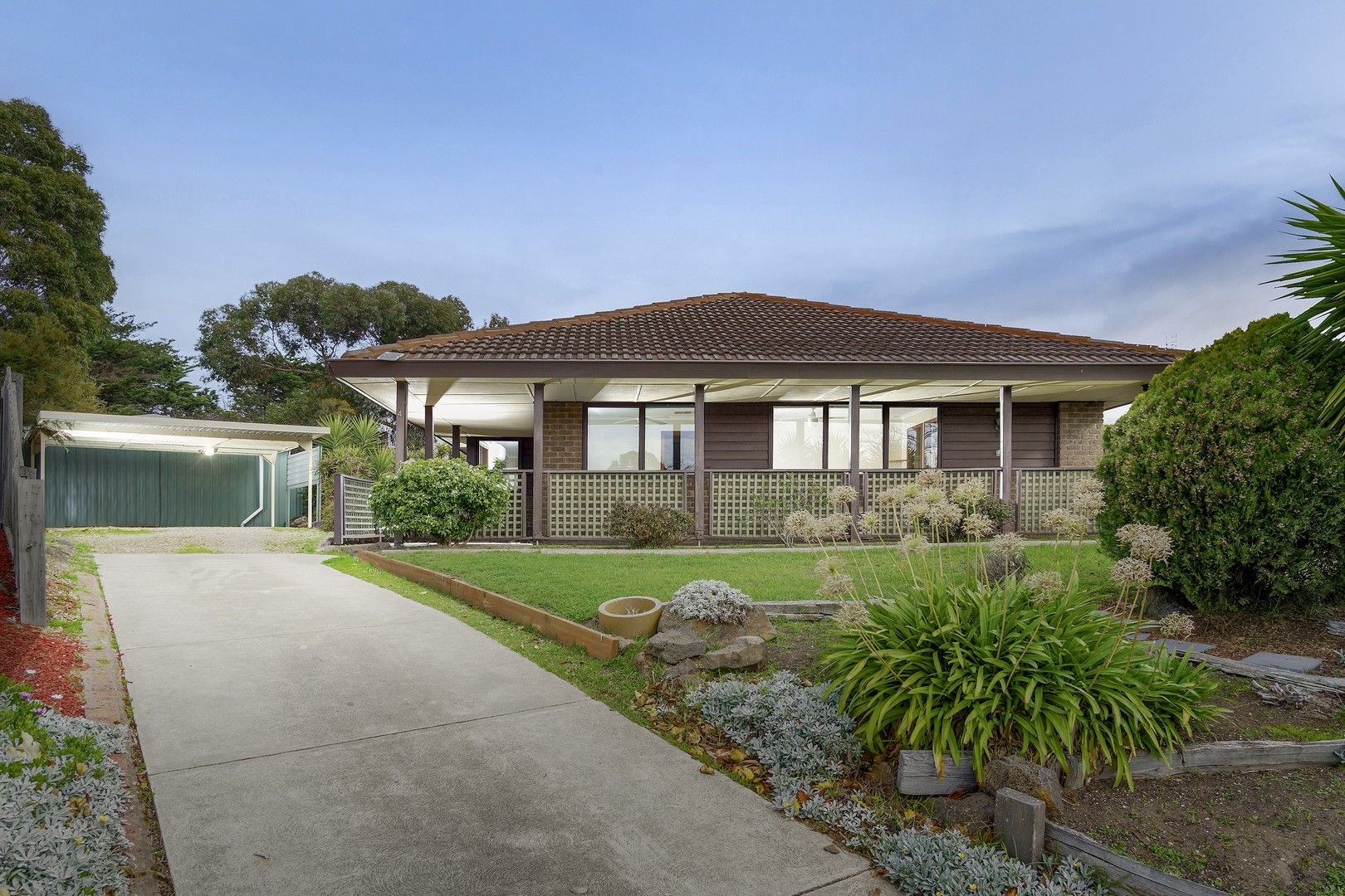 4 bedrooms House in 4 College Place SUNBURY VIC, 3429