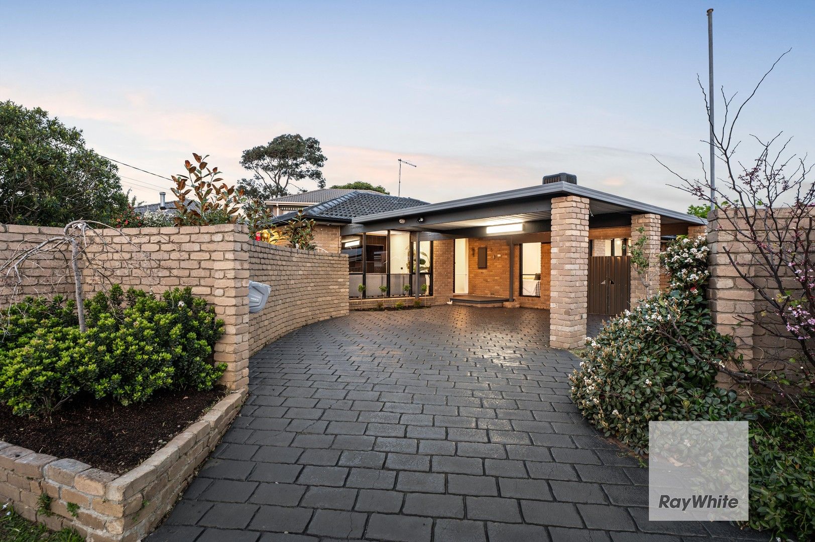 4 bedrooms House in 5 Leura Court GLADSTONE PARK VIC, 3043