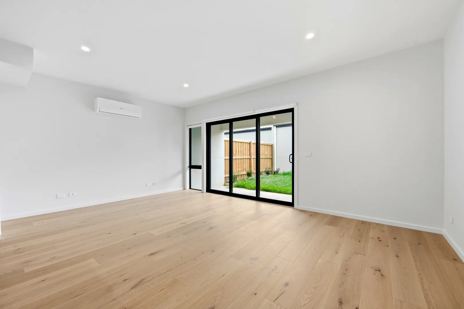 Brand New Spacious Family Living in Point Cook - Widok 4