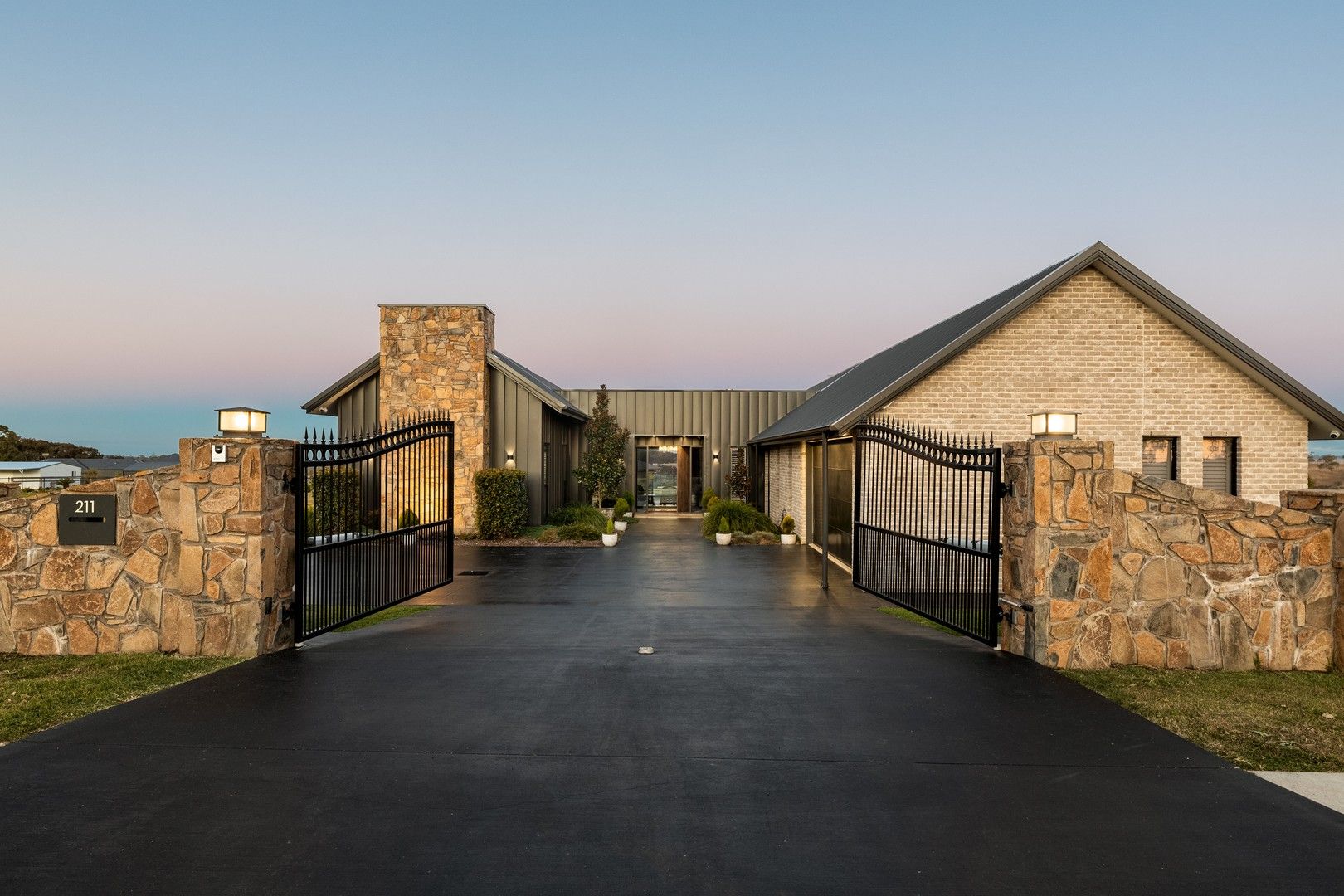 4 bedrooms House in 211 Mount Rascal Road MOUNT RASCAL QLD, 4350