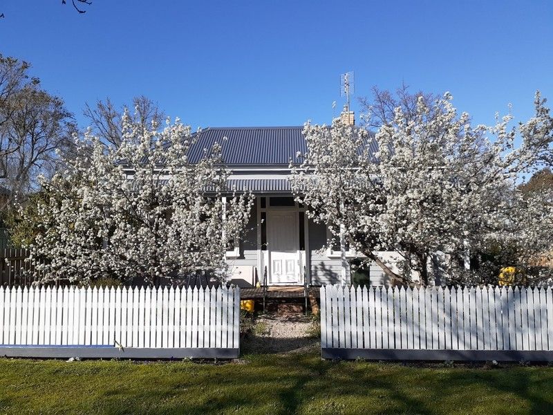 3 bedrooms House in 8 Bull Street CASTLEMAINE VIC, 3450