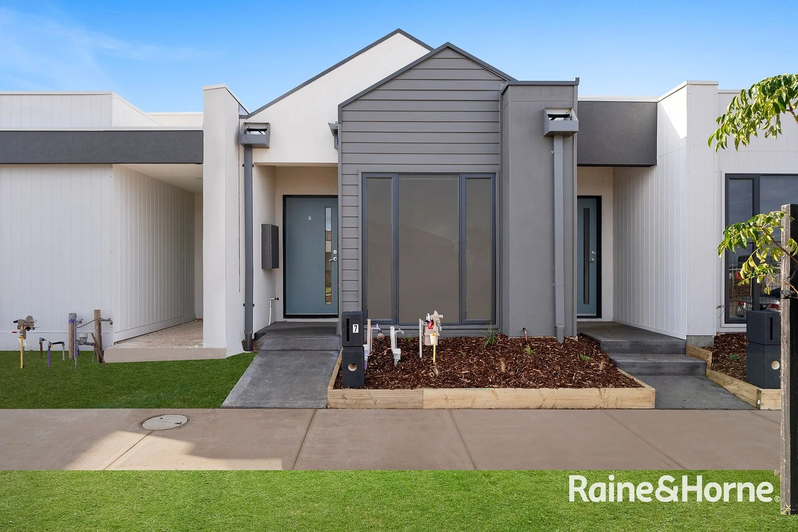 7 Sojourn Street, Clyde North VIC 3978