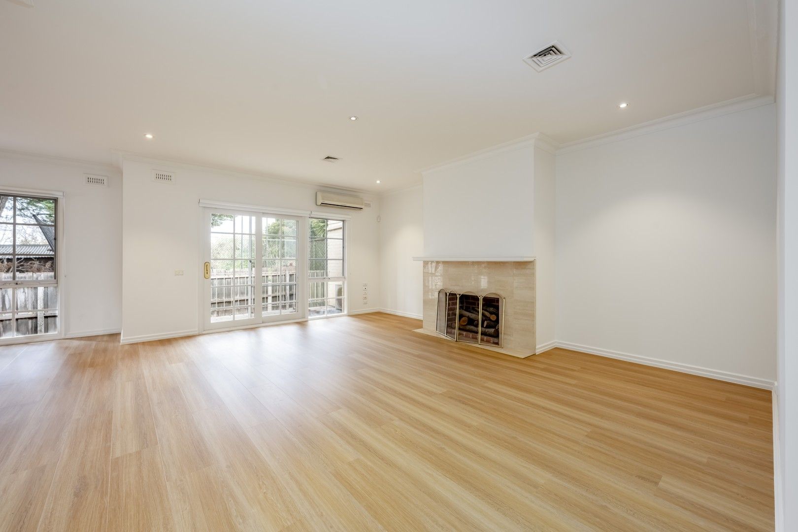 3 bedrooms Villa in 4/25 Mercer Road ARMADALE VIC, 3143