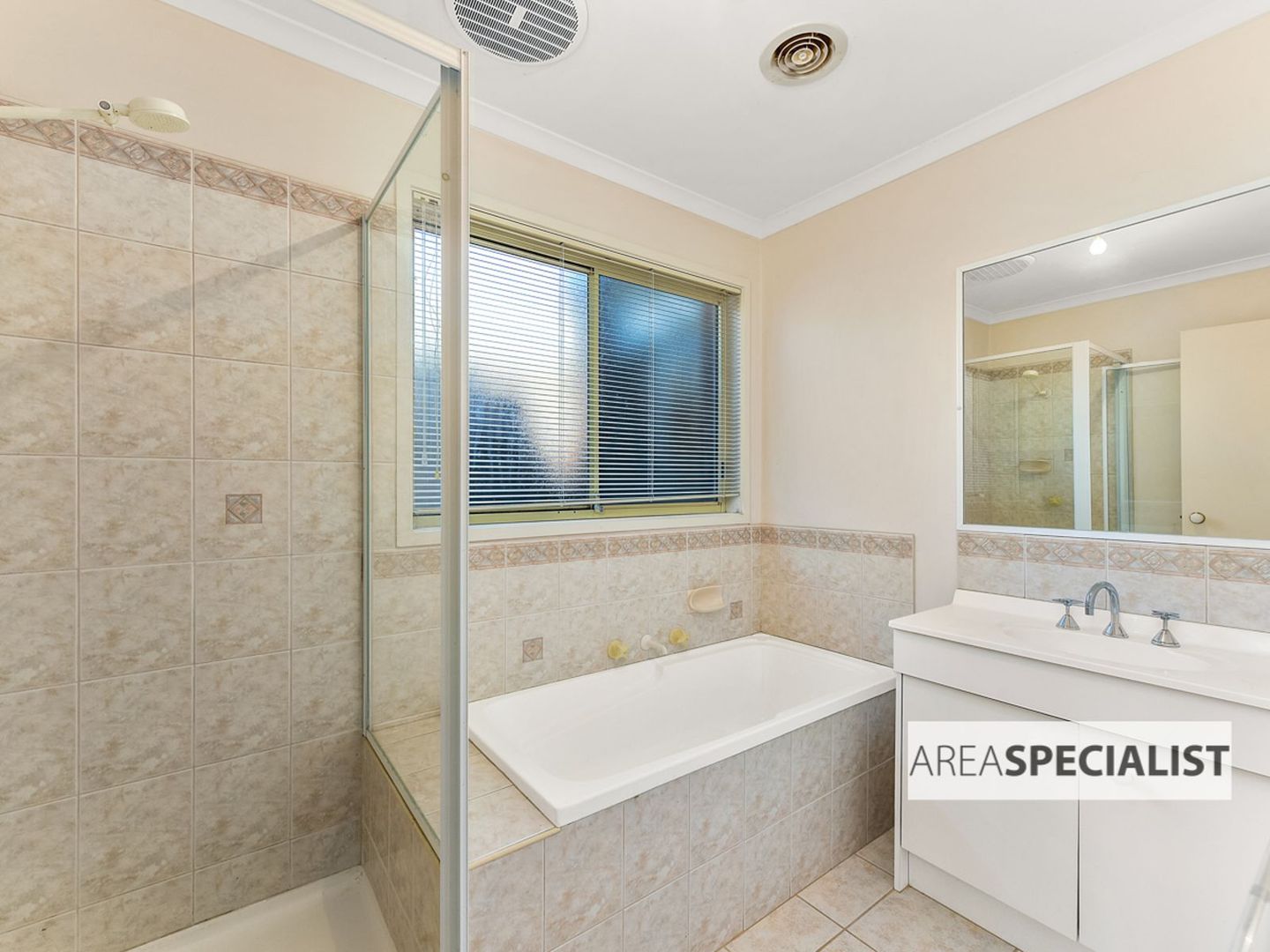 22 Summit Court, Hampton Park VIC 3976, Image 2