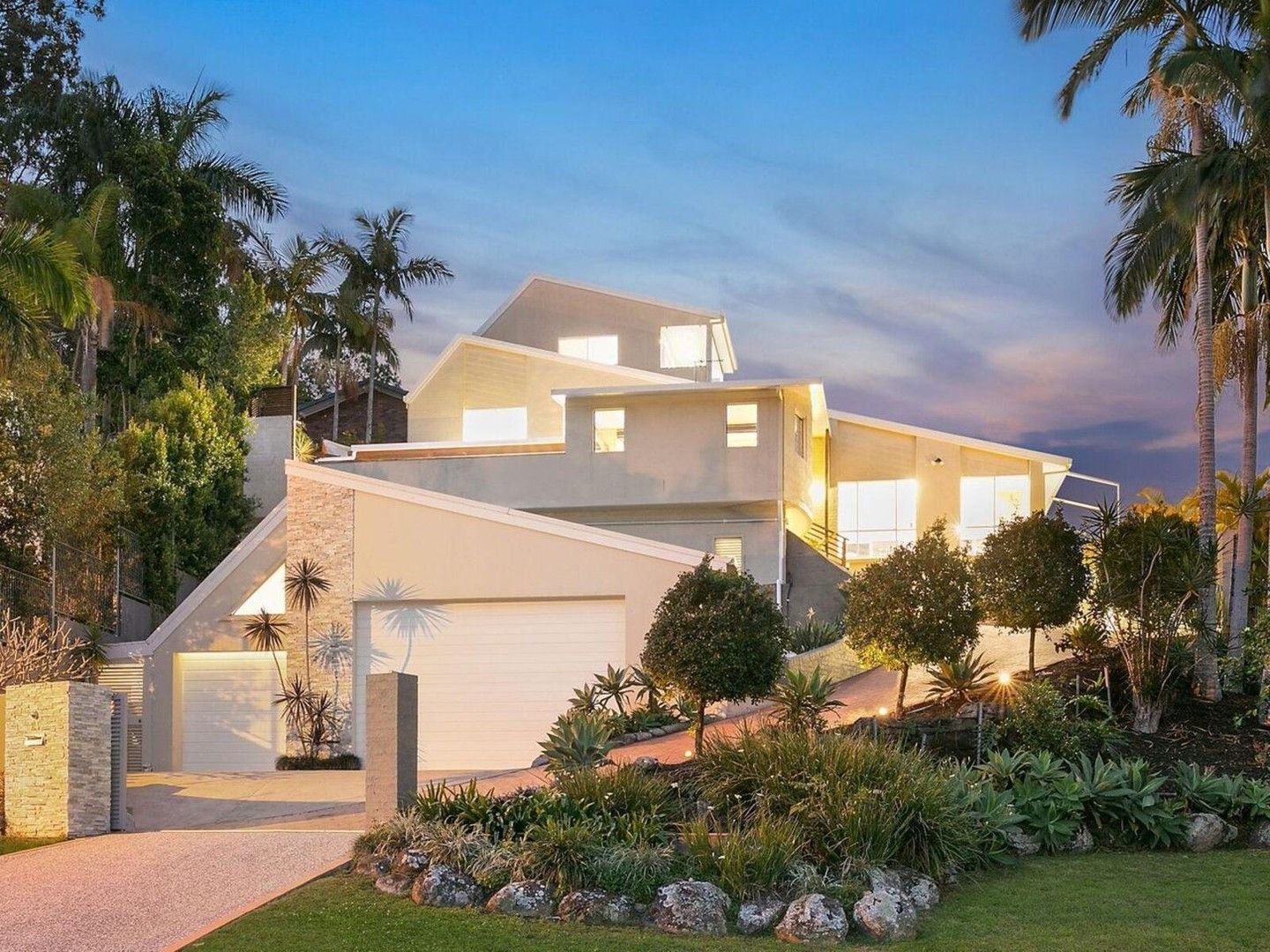 4 bedrooms House in 24 Bronzewing Close ELANORA QLD, 4221