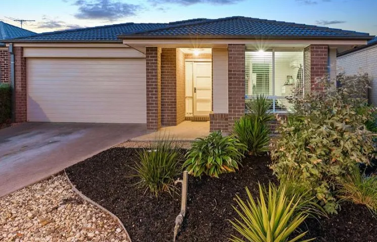 Spacious Family Living in Alamanda Estate, Point Cook