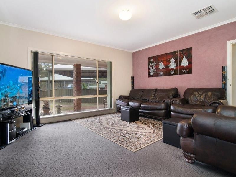 16 Yarunga Drive, Kangaroo Flat VIC 3555, Image 2