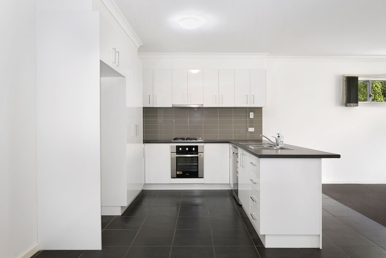 2/5 Fishburn Grove, Harkness VIC 3337, Image 2