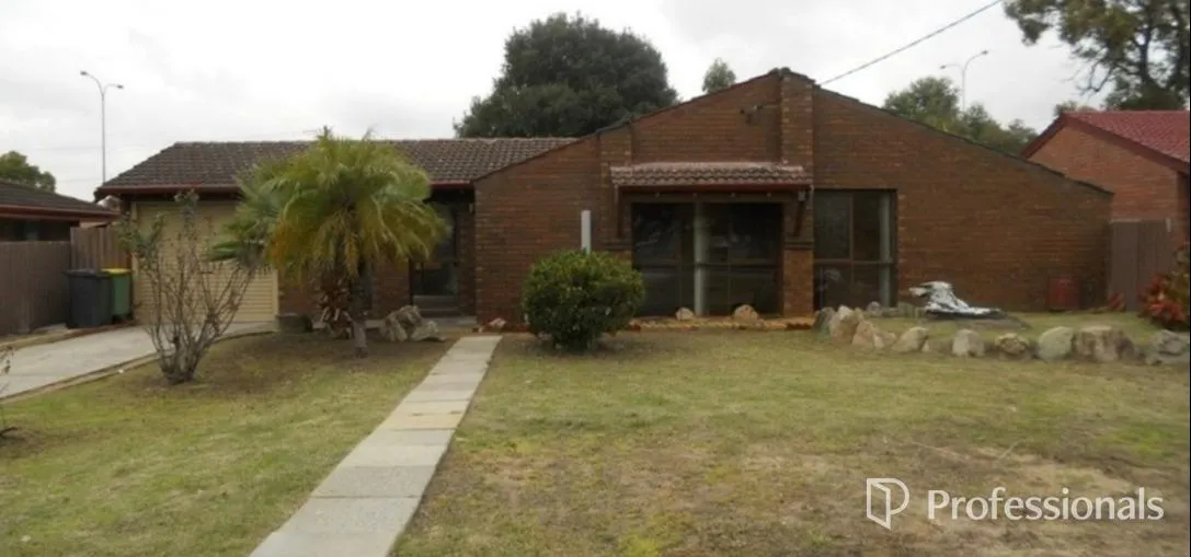 Centrally located cosy 3 bedroom 1 bathroom home, close to Westfield Carousel Shopping Centre!, Langford
