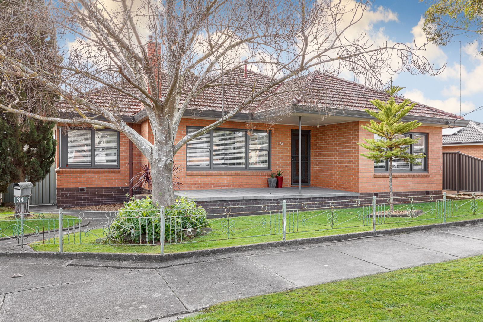 3 bedrooms House in 34 Ivanhoe Street WENDOUREE VIC, 3355