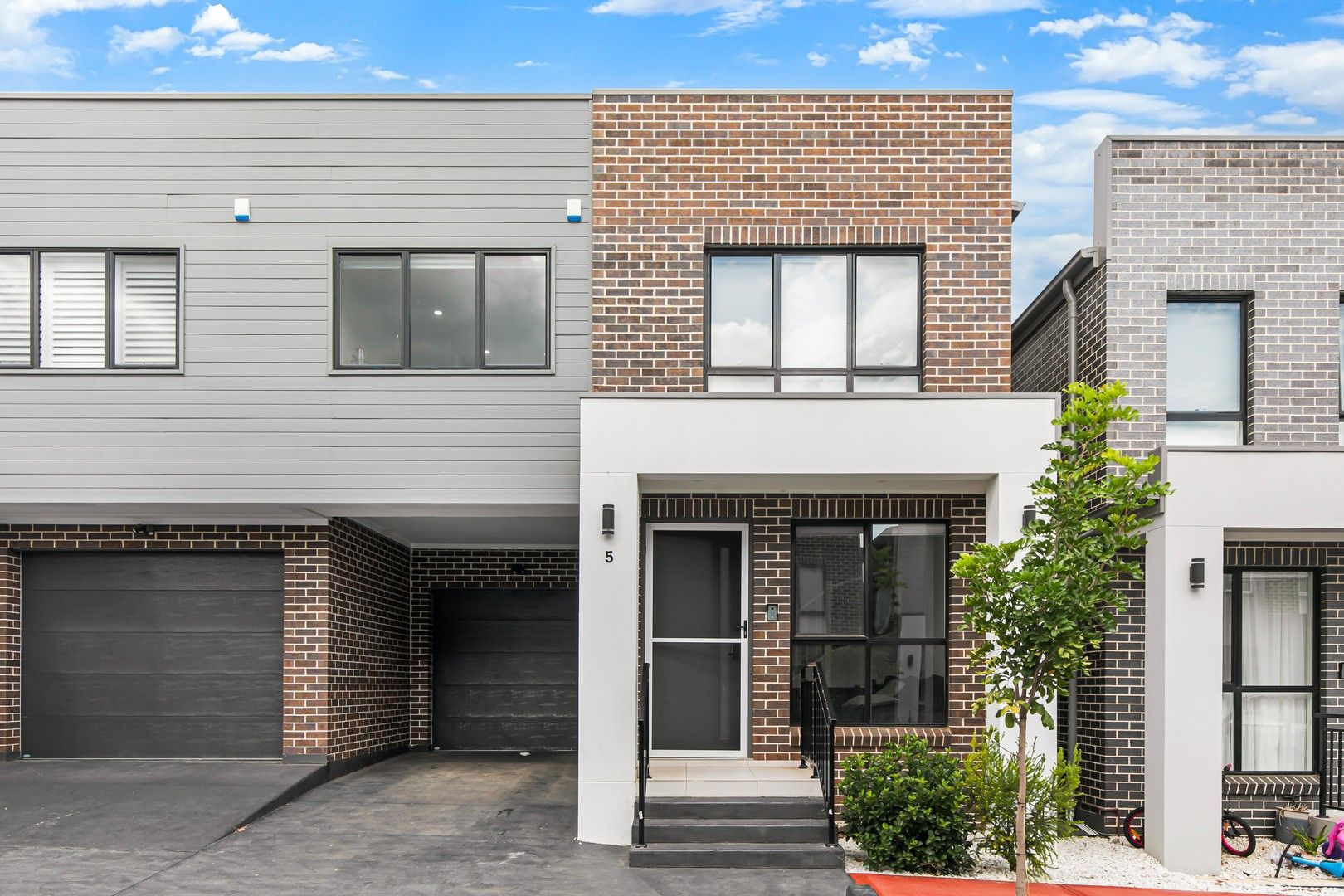 4 bedrooms Townhouse in 5 Ashwini Glade BOX HILL NSW, 2765