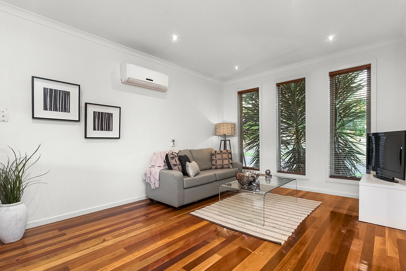 13 Dalveen Road, Ivanhoe VIC 3079, Image 2