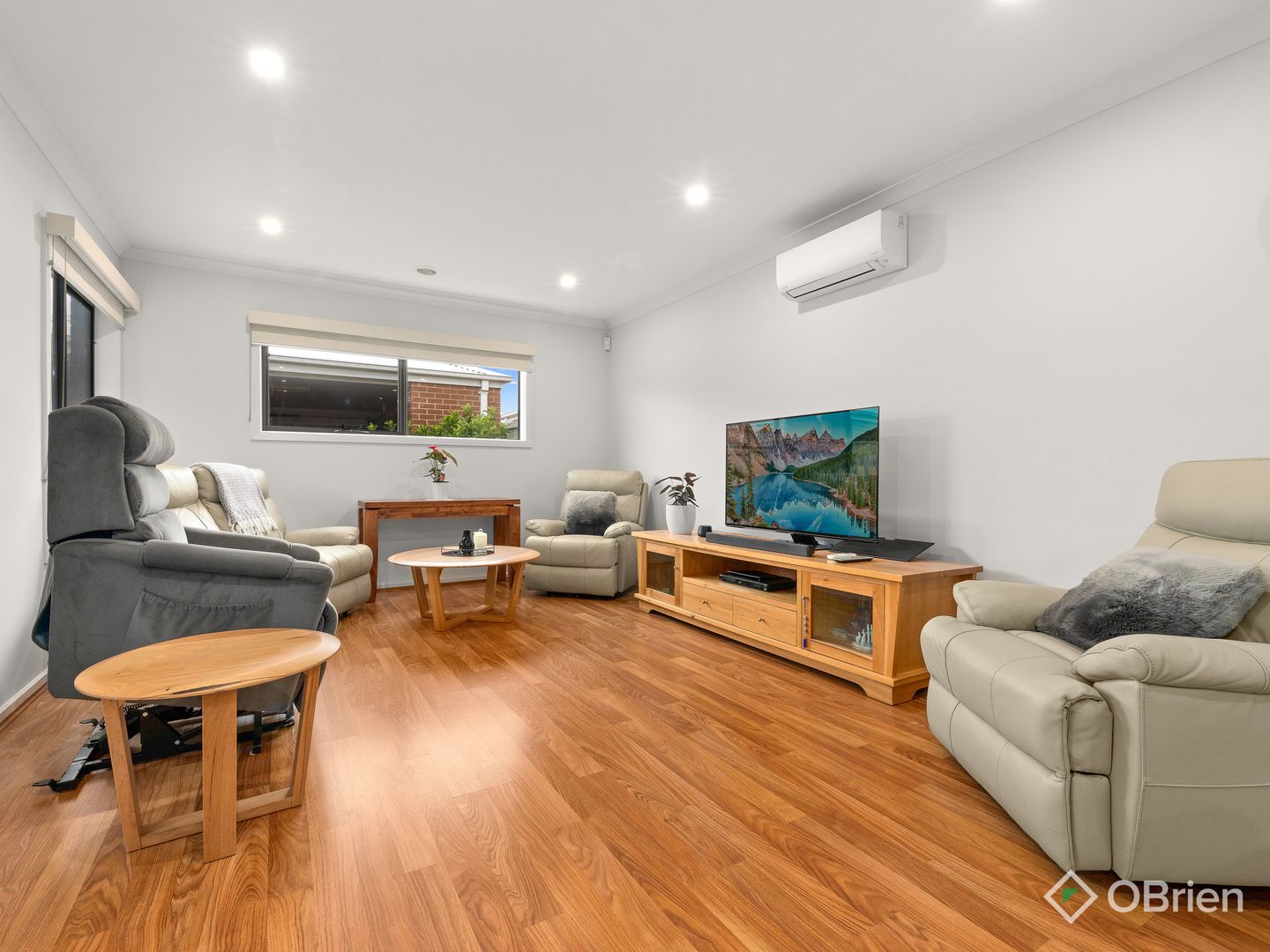 205 Mountainview Boulevard, Cranbourne North VIC 3977, Image 2