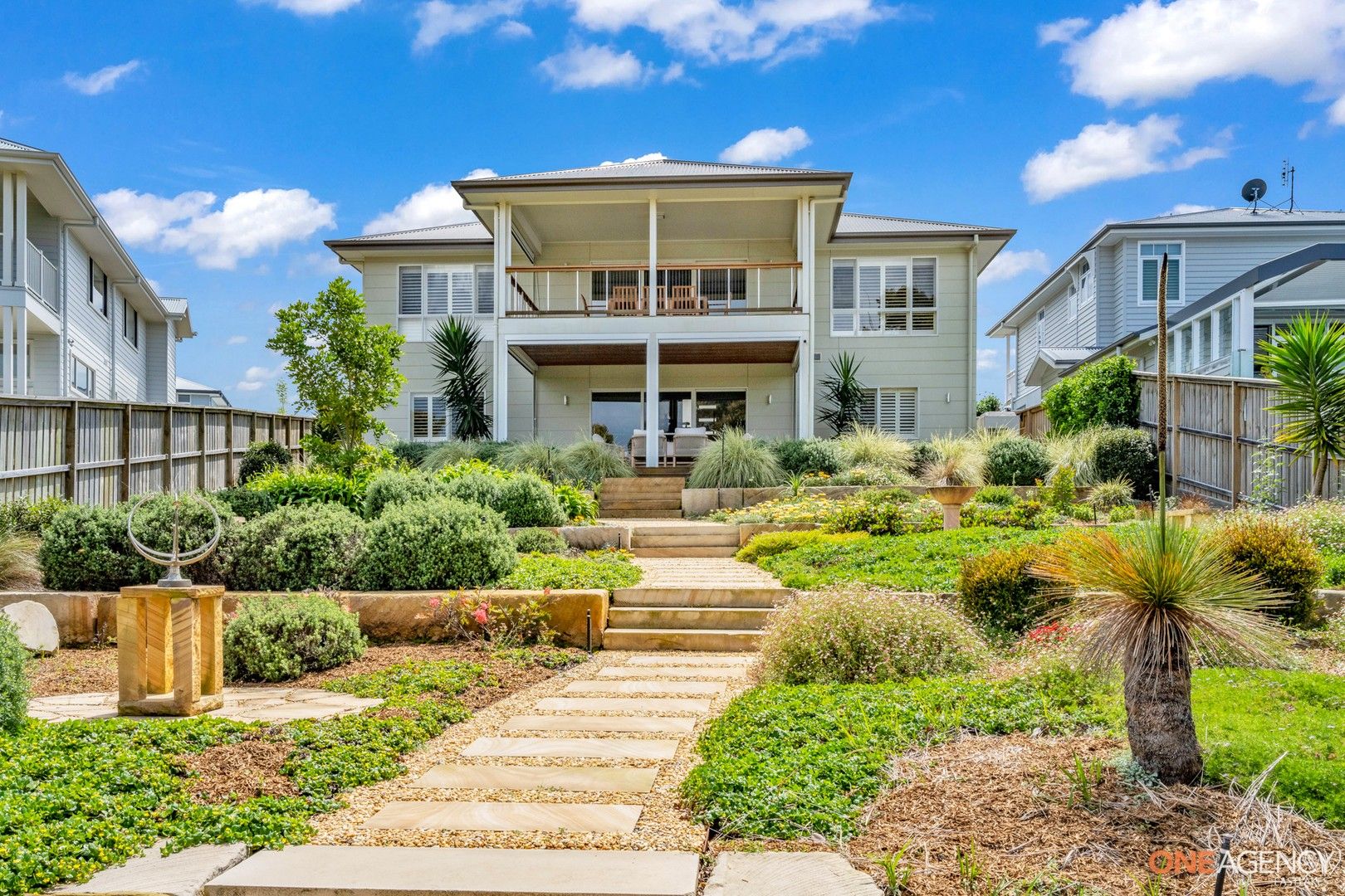 5 bedrooms House in 129 Surfside Drive CATHERINE HILL BAY NSW, 2281