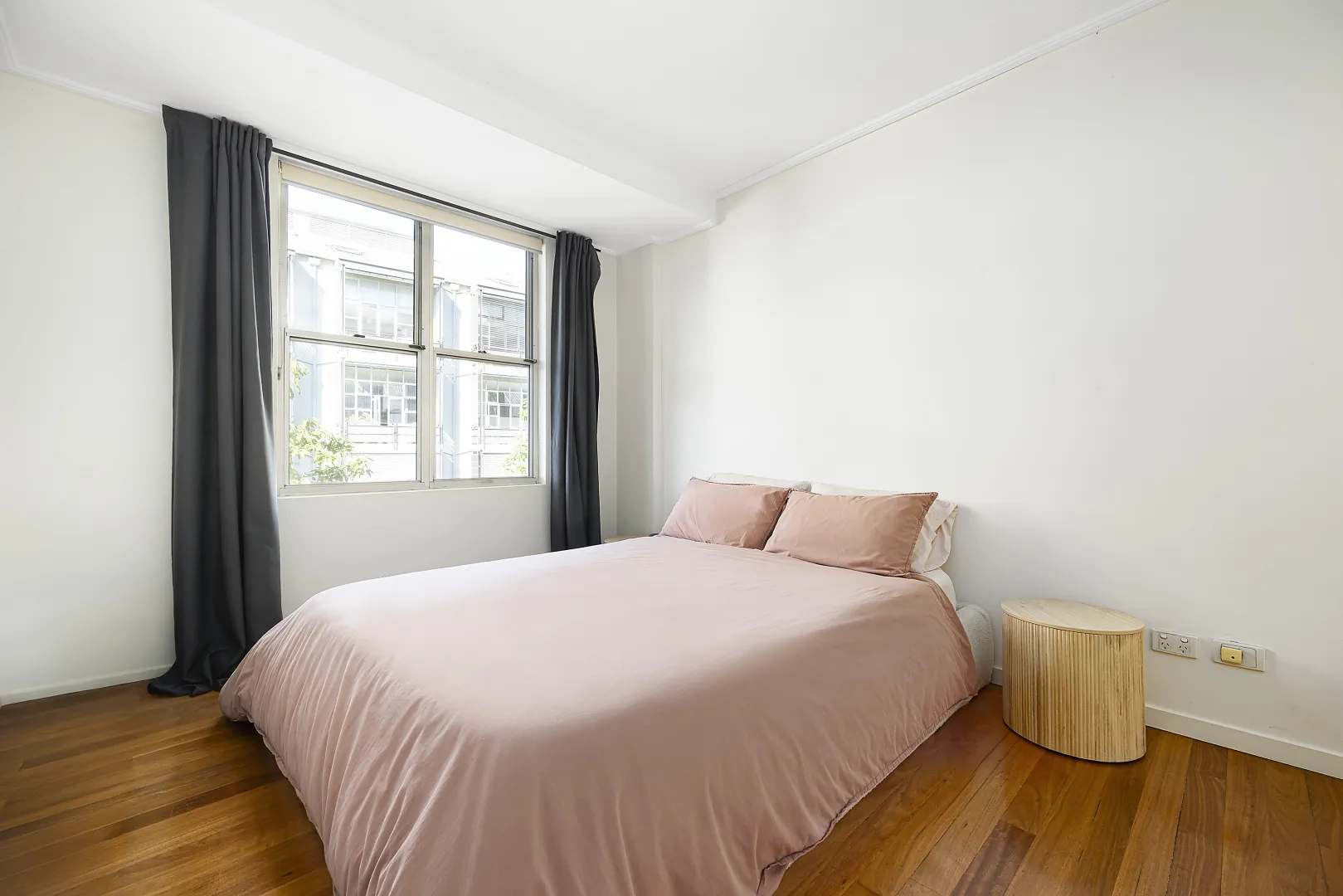 A Light-Filled Urban Retreat With Secure Parking – pohled 4